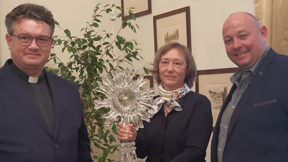 Papež převzal dar od českých sklářů, unikátní skleněný relikviář